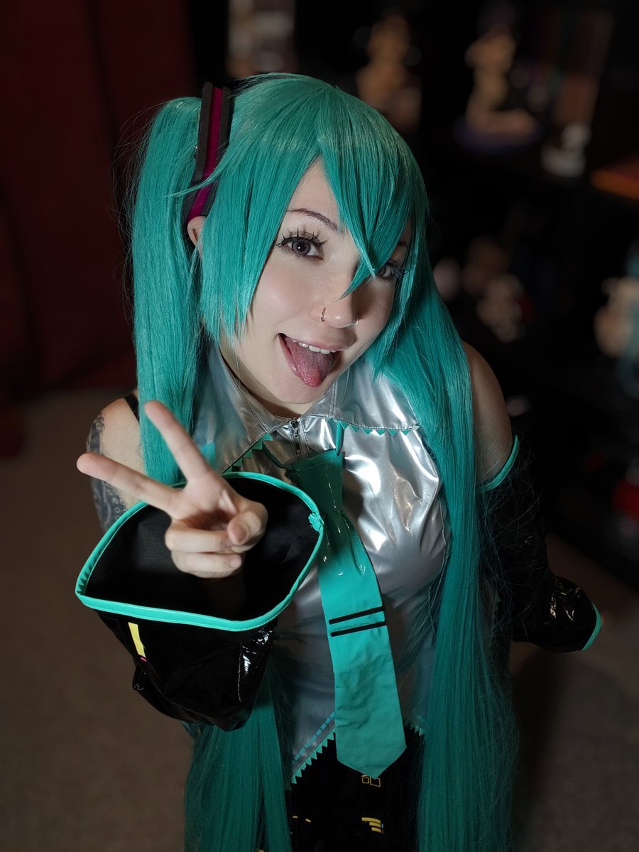 AzathothAsleep's tweet photo. Digital Diva 🩵 
#cosplay #hatsunemiku #mikuhatsune #mikucosplay #projectdiva https://t.co/xJmQ3eu6IR