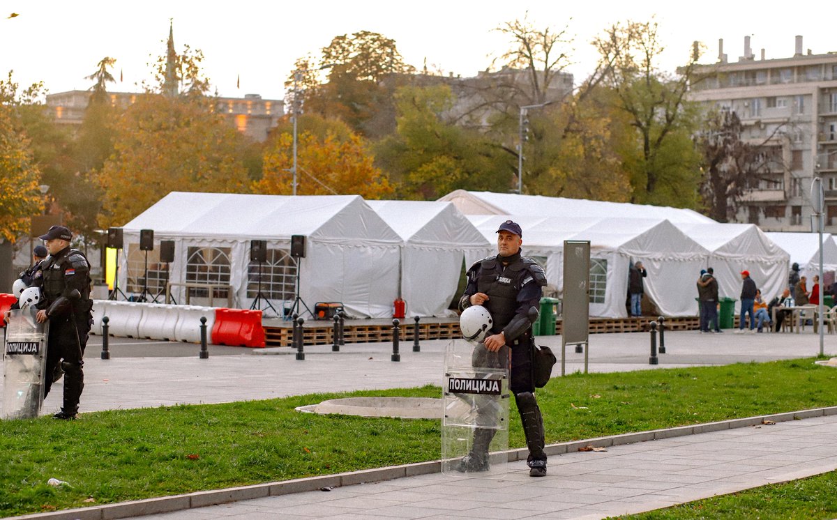 weltshmrtz's tweet photo. today I walked 5km and took photos of the illegal tent camp outside the parliament building in Belgrade that has been occupied by president Vučić’s loyalists and criminals

also had noodles for dinner but forgot to take a photo https://t.co/WPq8NCcolx