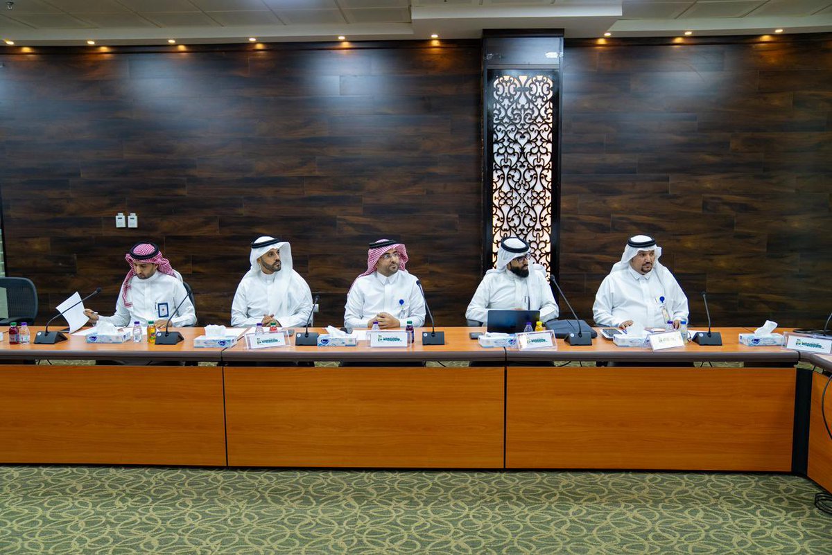 #عقدت_اللجنة_الاستشارية لجائزة الباحة للإبداع والتميز اجتماعها الأول برئاسة معالي رئيس الجامعة أ.د. عبدالله بن يحيى الحسين .. وبحضور أعضاء اللجنة..
تم مناقشة عددٌ من الموضوعات والمبادرات التطويرية.. واتُّخذت التوصيات الداعمة لمسيرة الجائزة وتعزيز أثرها في المنطقة..