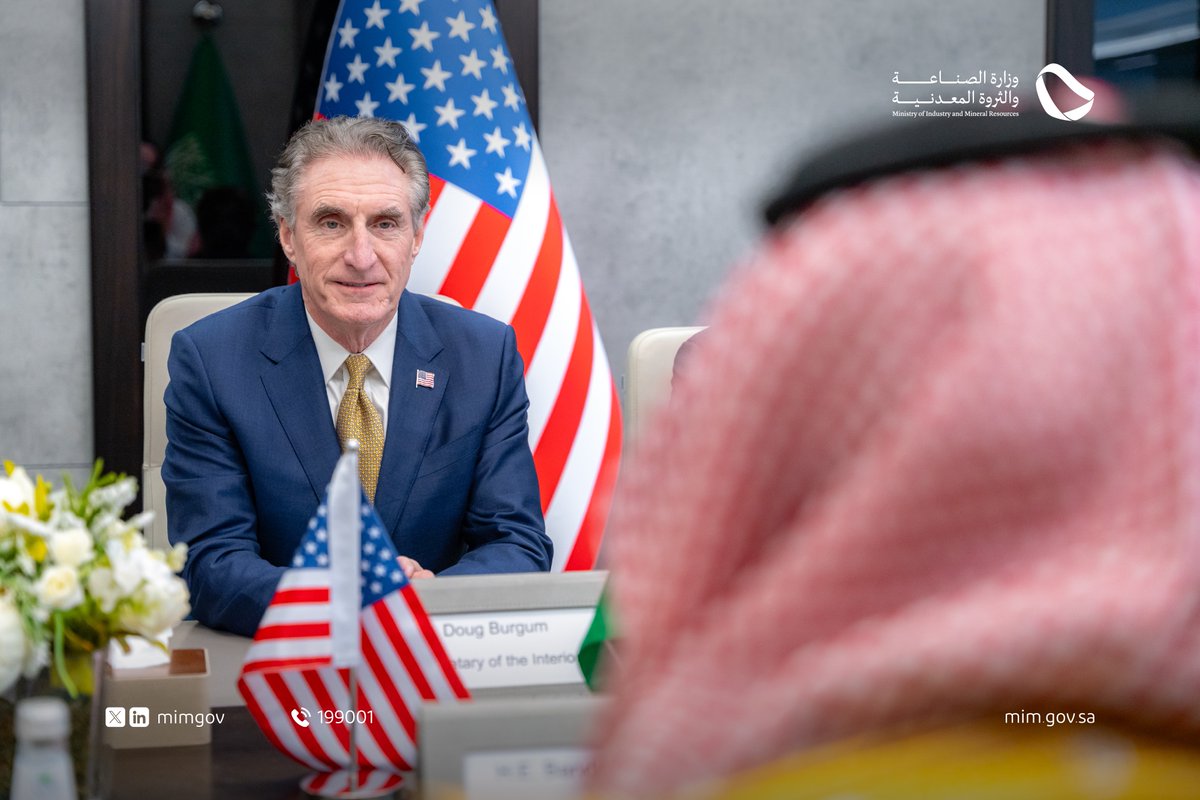 mimgov's tweet image. معالي وزير #الصناعة_والثروة_المعدنية أ. بندر الخريّف، يلتقي معالي وزير الداخلية رئيس المجلس الوطني للطاقة الأمريكي، السيد دوغ بيرغوم، ويبحث معه سبل تعزيز التعاون بين المملكة والولايات المتحدة في مجال المعادن الحرجة.