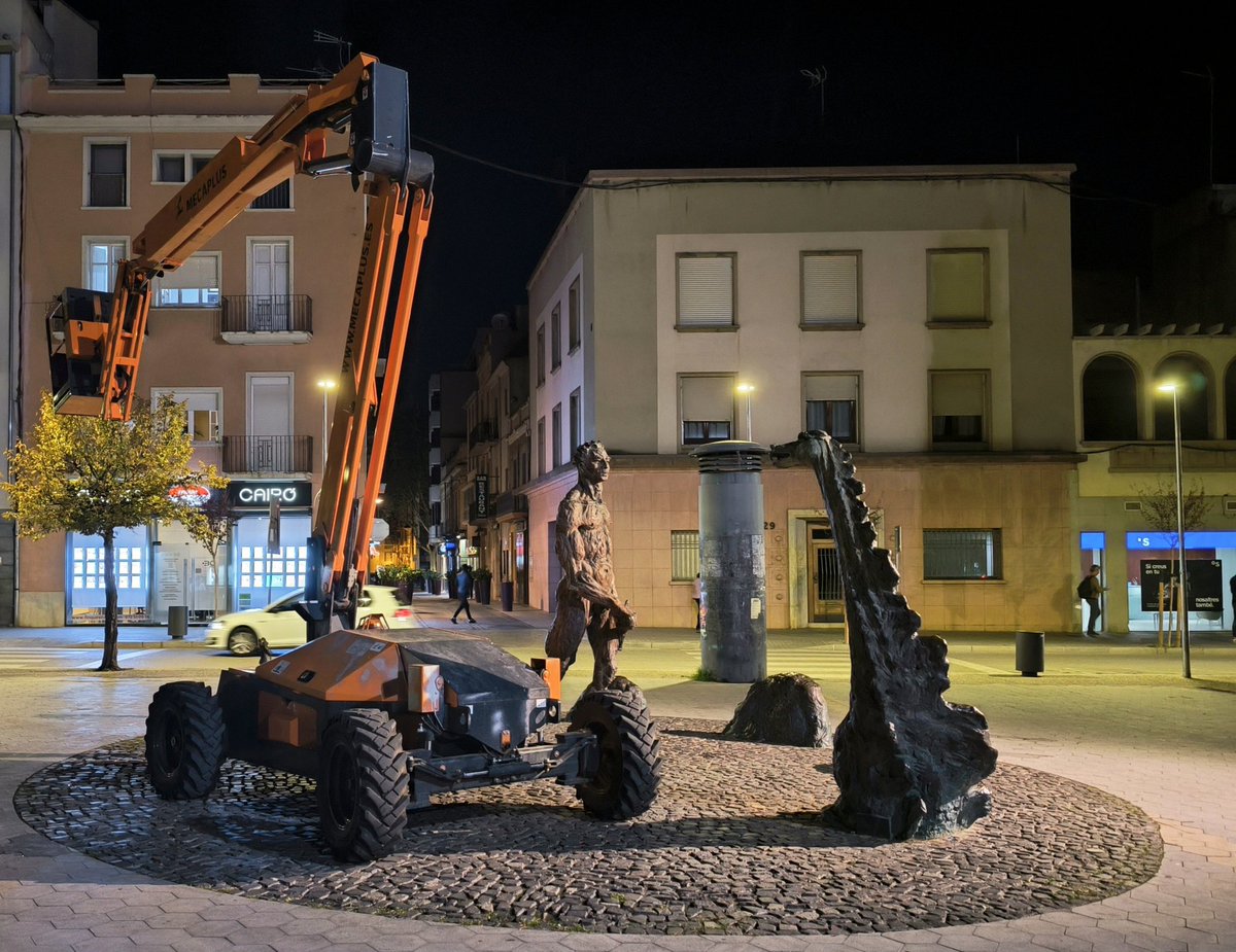 De monument que va fer-se (deien) per subscripció ciutadana a lloc on estacionar-hi maquinària d'obres. #Figueres