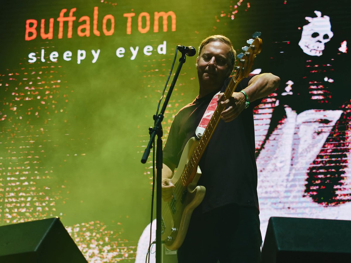 VisorFest's tweet photo. ✨ Buffalo Tom ✨ VisorFest 2025
Esto fue un concierto gourmet de los que te alimentan para todo el año.
📸 @luisperez.contreras
#VisorFest #UnFestivalDeConciertos #Sábado #BuffaloTom https://t.co/G5s8ToUd6X