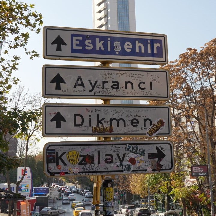 pusholder's tweet photo. Yenisi takılan Kızılay tabelasının son durumu. https://t.co/ynC5Sx6yeO