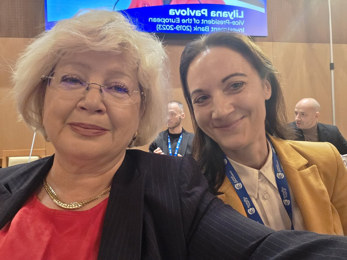 Leaders of <a href="/ecb/">European Central Bank</a>, <a href="/IMFNews/">IMF</a>, <a href="/ESM_Press/">ESM</a> gathered in Sofia to confirm that 🇧🇬 is ready to join the #Eurozone. Acc to PM #RosenZhelyazkov accession to € is a responsability and a privilege. Way to go, dear 🇧🇬friends! Congrats!
<a href="/GovBulgaria/">Министерски съвет</a> <a href="/GuvernulRo/">Guvernul României</a>