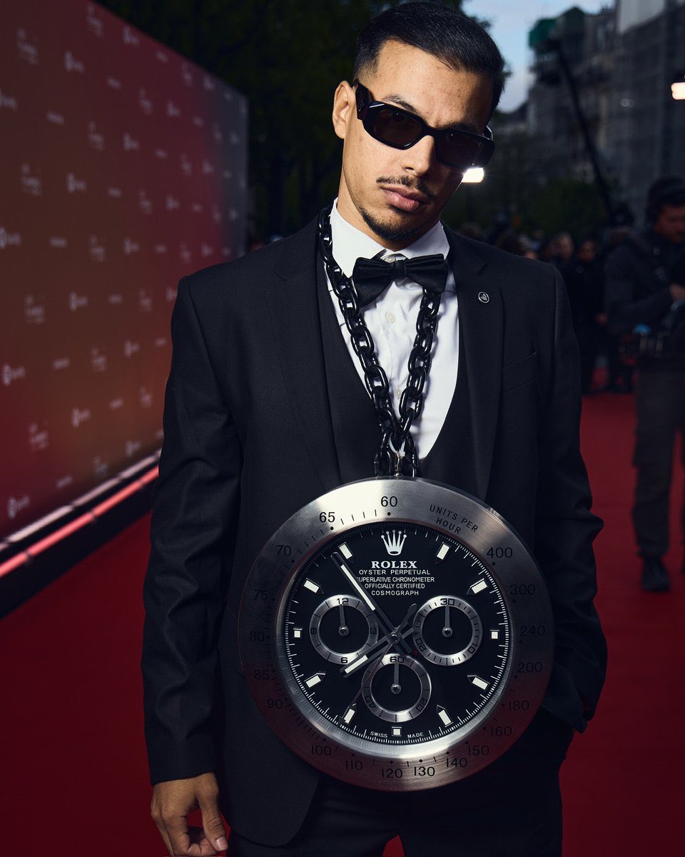 danslebueeno's tweet image. La taille de la montre ptdrr