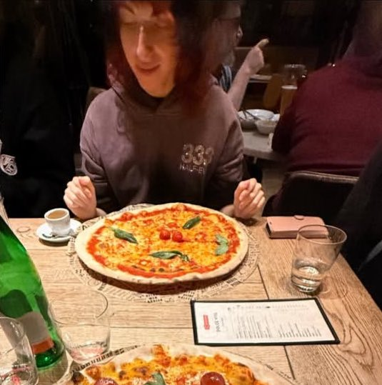 jrdailyupdates's tweet photo. Jane Remover eats pizza in new photos 🍕 https://t.co/xa0sRr4auc