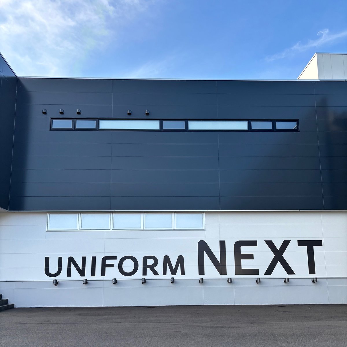 uniform_next's tweet image. おはようございます(｀UωN)
今日の福井の天気は晴れ☀です

朝の時間で社屋の駐車場を掃除した中の人です。空が澄んでて綺麗だったので社屋のユニネクめちゃデカロゴを撮ってみました📷️

水曜日もがんばるぞい✊️

#企業公式が毎朝地元の天気を言い合う