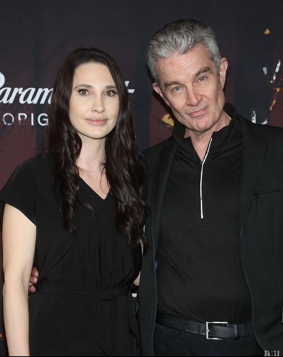 jamie_marsters's tweet photo. Pic of the Day: Beware the power of the headtilt™! 

aka James Marsters &amp; date Jen on the Wolf Pack premiere red carpet 2023 

@JamesMarstersOf #JamesMarsters #Headtilt #StillHasThePowerToRenderOnesKneesWobbly #Those #CHEEKBONES #Too #PropsToJenForStayingStanding https://t.co/CUjzDFP5W1