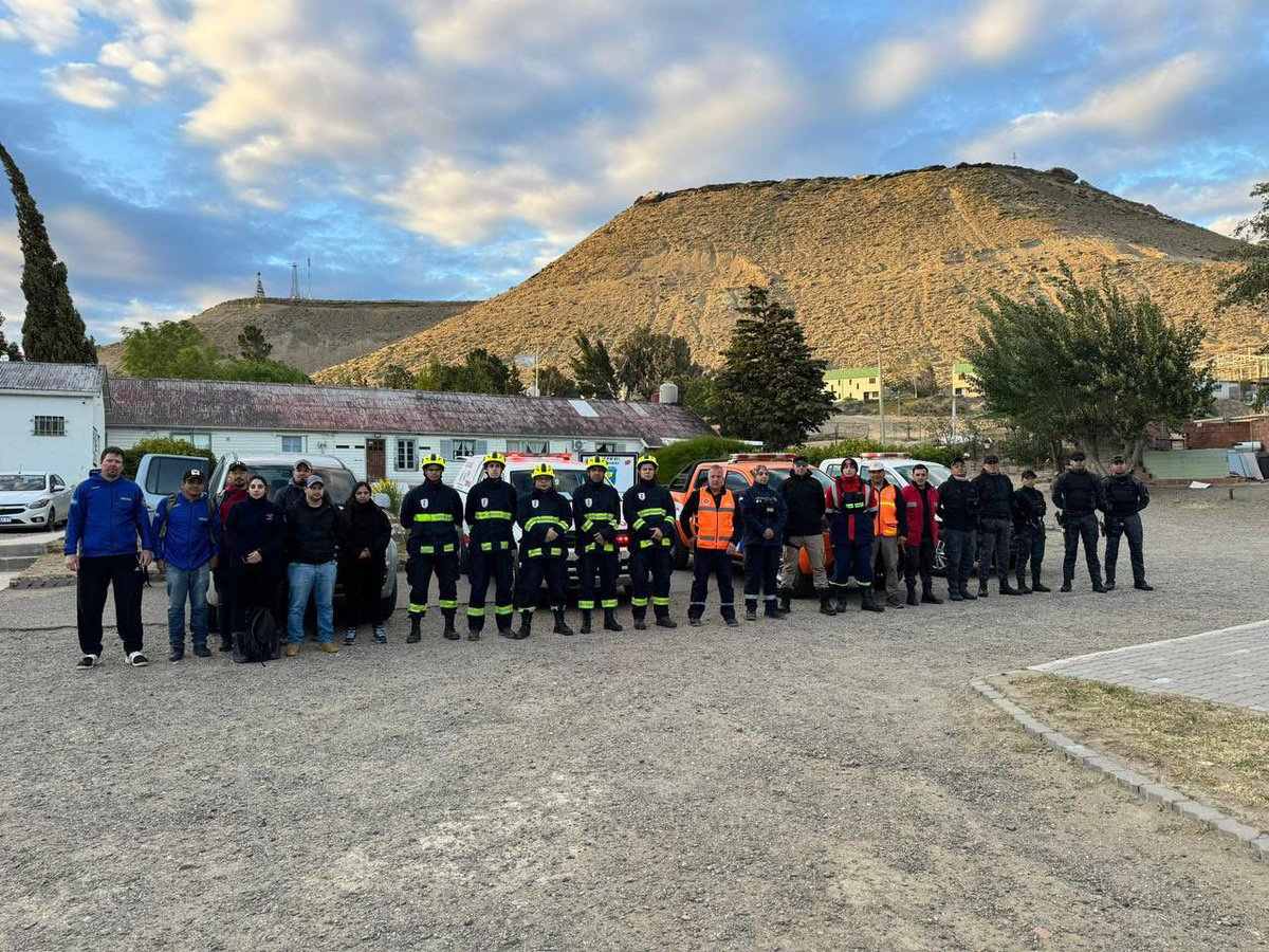 Agradezco a <a href="/maxipullaro/">Maximiliano Pullaro</a> y a todo el personal de Bomberos Voluntarios y Protección Civil de Santa Fe por su compromiso en esta búsqueda que nos duele a todos los chubutenses. El hermanamiento entre provincias y el esfuerzo compartido nos fortalecen en los momentos más difíciles.
