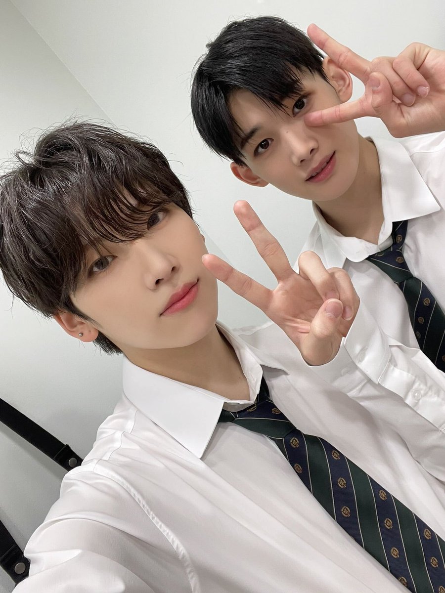 sentralistis's tweet image. #LINKED_SAL 🐱🦥｜ 05.11.2025

Minta maaf di atas materai karena tidak update foto bersama Bapak Leader tahun lalu. Selamat ulang tahun!