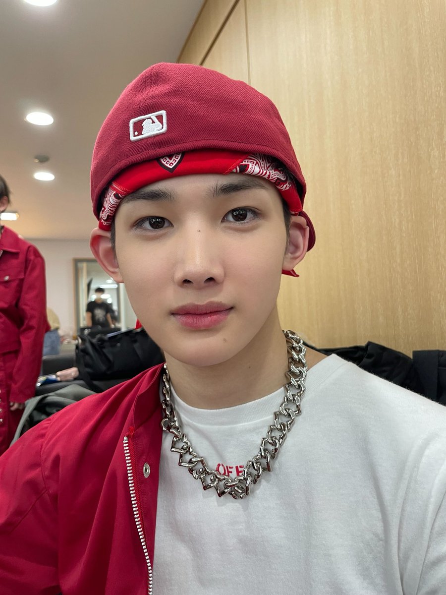 sentralistis's tweet image. #LINKED_SAL 🐱🦥｜ 05.11.2025

Minta maaf di atas materai karena tidak update foto bersama Bapak Leader tahun lalu. Selamat ulang tahun!