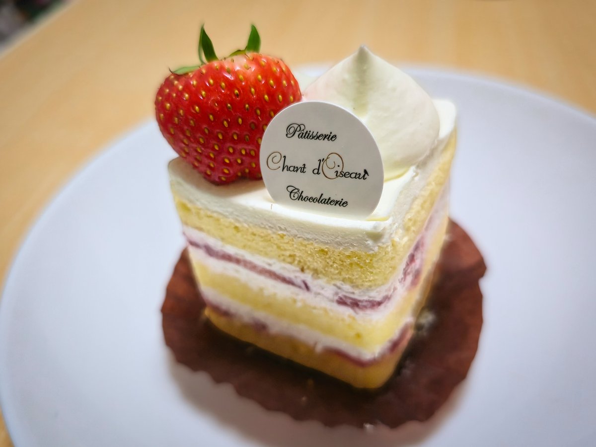 suzukazeR's tweet photo. 昨日は悩んだ結果、シャンドワゾーでケーキを調達。
自分でもマジックケーキを焼いたけど、さすがに食べられなかった。ケーキに使う砂糖とバターの量は、いつ見てもヤバイ。 https://t.co/zbiL5oLfZz