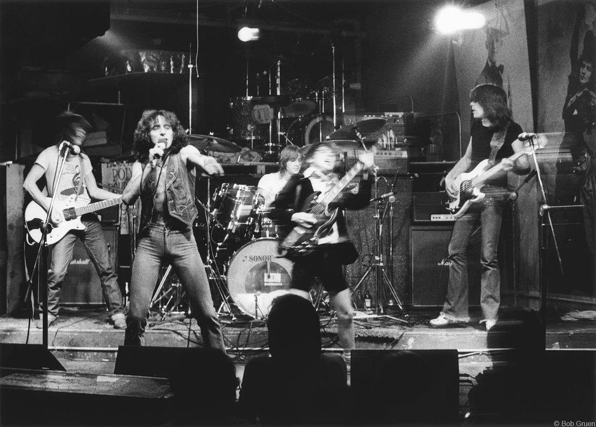 TheExtremeMusi1's tweet photo. AC/DC performing at CBGB in New York City, 1977 https://t.co/7tPk4y47h3