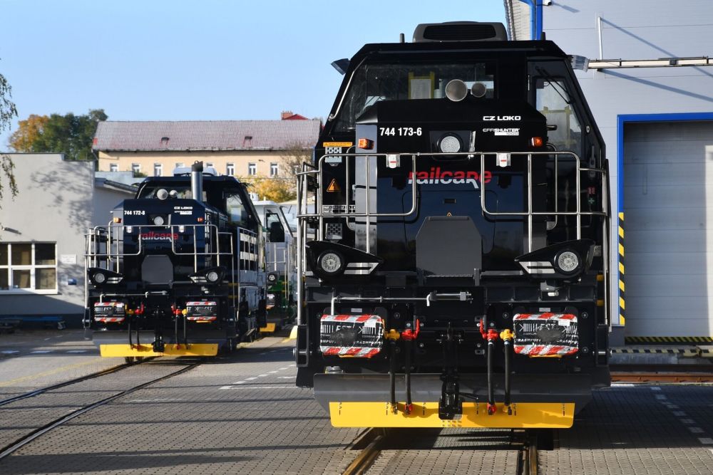 RAILMARKETCOM's tweet image. @CZ_LOKO is expanding in Scandinavia, with 30 #EffiShunter 1000 locomotives now delivered or on order for Sweden and Norway 🚧❄️ All units are approved for both networks and include remote control and #ETCS.

🔗 railmarket.com/news/rolling-s…

#CZLoko #RollingStock #RailFreight #Sweden…