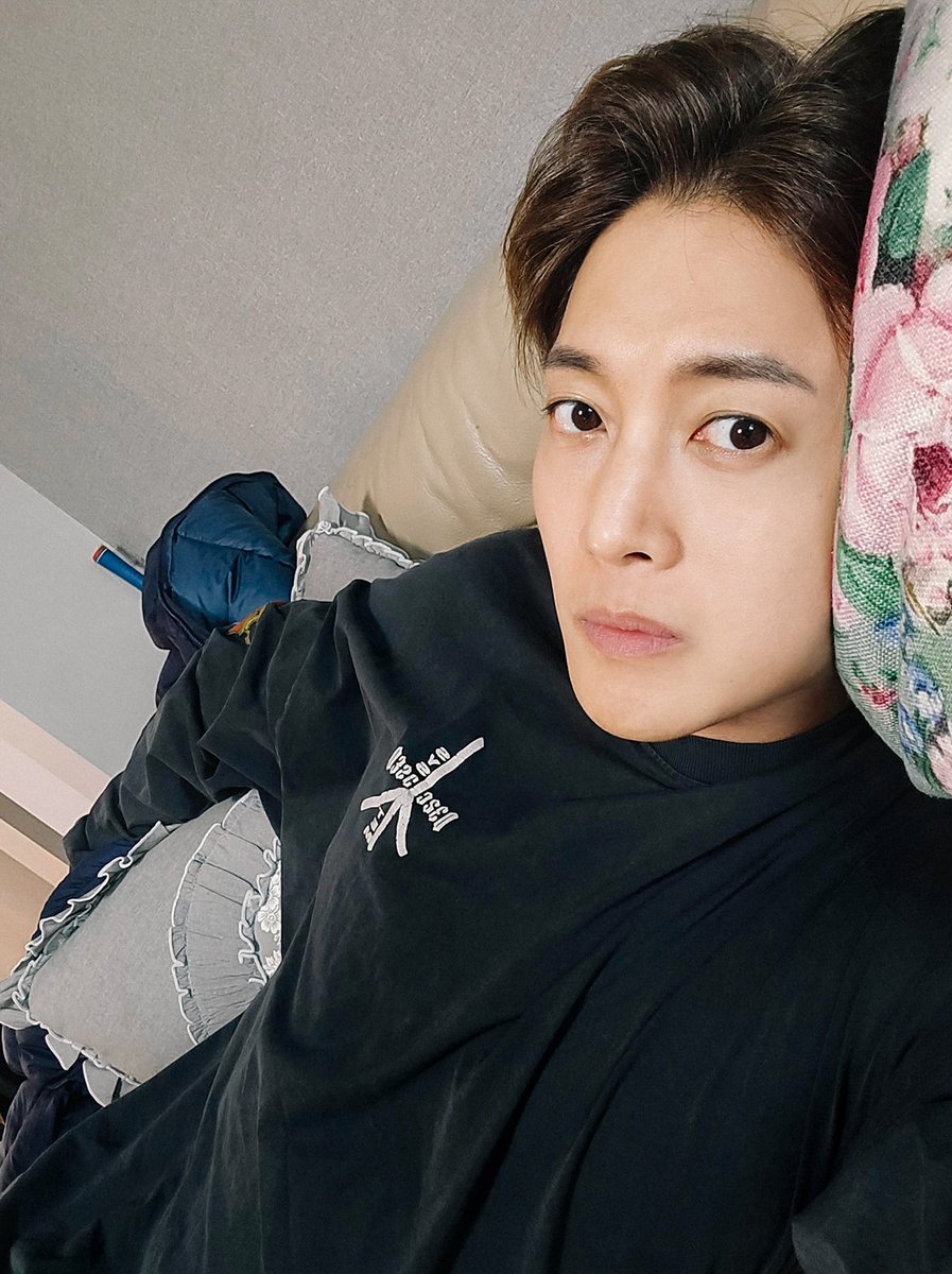 khj_heneciatwt's tweet photo. 요즘 잘 지내시죠? 그간 저는 이렇게 평범한 나날들 속에 살고 있어요. 엄청 큰 무지개도 보고 매틱이와 산책도 하고 12월에 있을 "금요락회" 콘서트도 준비하고 나름 재미있게 지냅니다.
일상 속의 소소함을 공유해 드려요^^ https://t.co/eko4tGmM6M