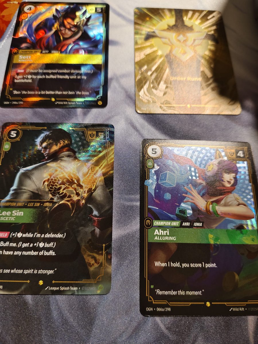 had my first boosters of Riftbound since it was hard to get any and i am quite happy to pull this at 12 random boosters (i can finally start building the President Lee)