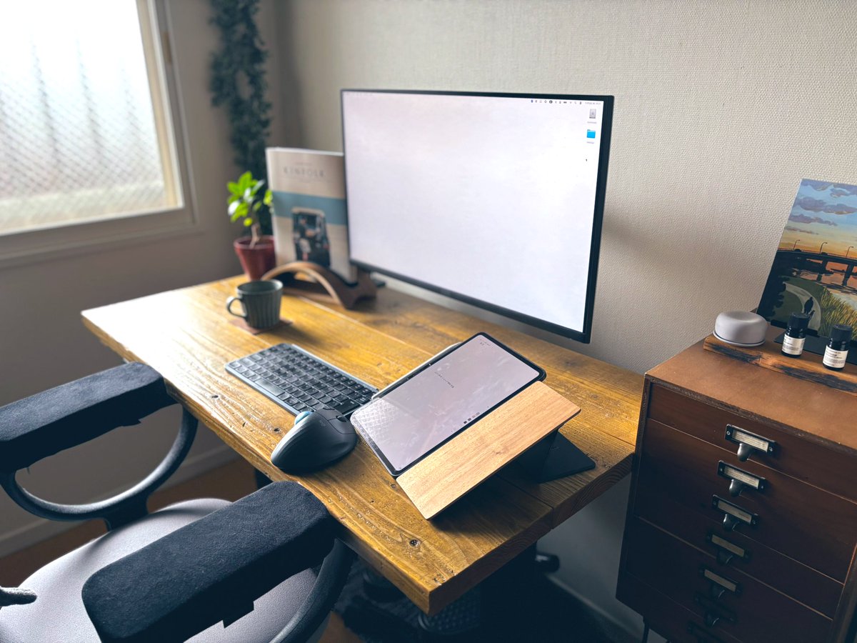 maakbo's tweet photo. PC作業しながら、ちょっと筆記するデスク。11月。 #iPad #desksetup https://t.co/CNOuaACFgh