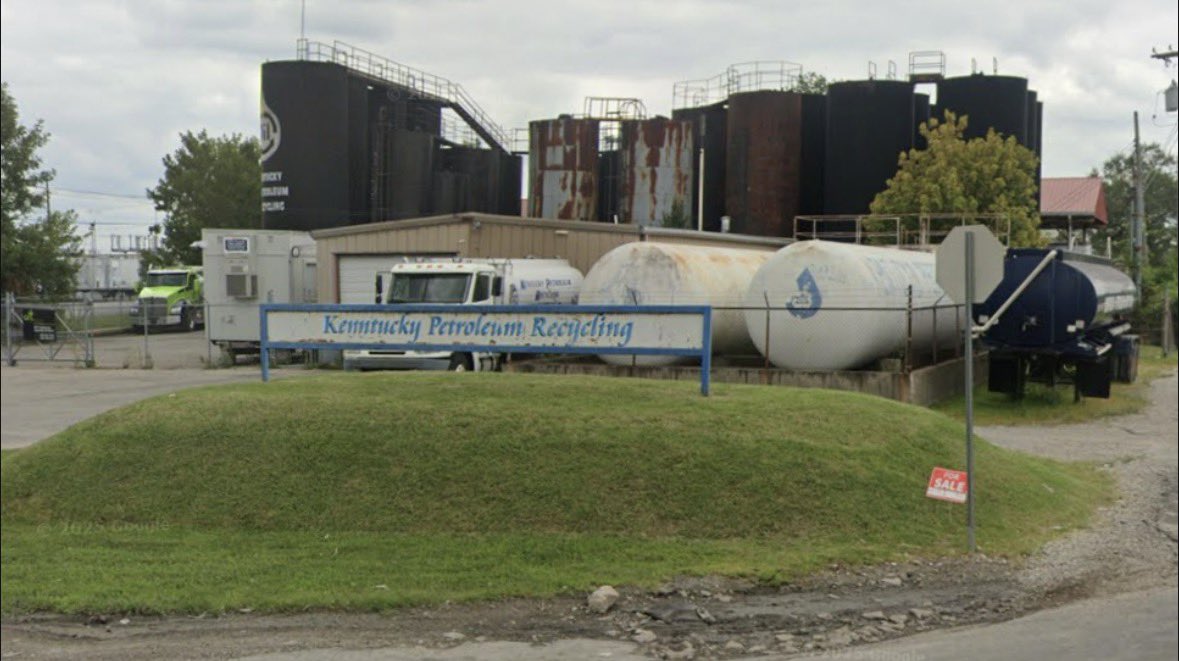 usafwr's tweet photo. One of the businesses involved in the aftermath of the UPS MD 11 Plane Crash in Louisville is the Kentucky Petroleum Recycling facility! Right at the end of the runway! https://t.co/hNbP9Cbw2d