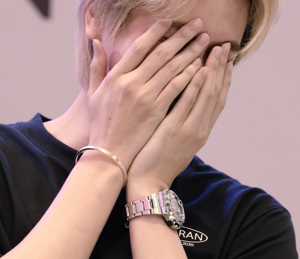 Csnp_hands's tweet photo. His hands are sooooo HOT🔥 
Every detail in this photo has the potential to drive me crazy🥵🩷 https://t.co/Y7FSaAagYn