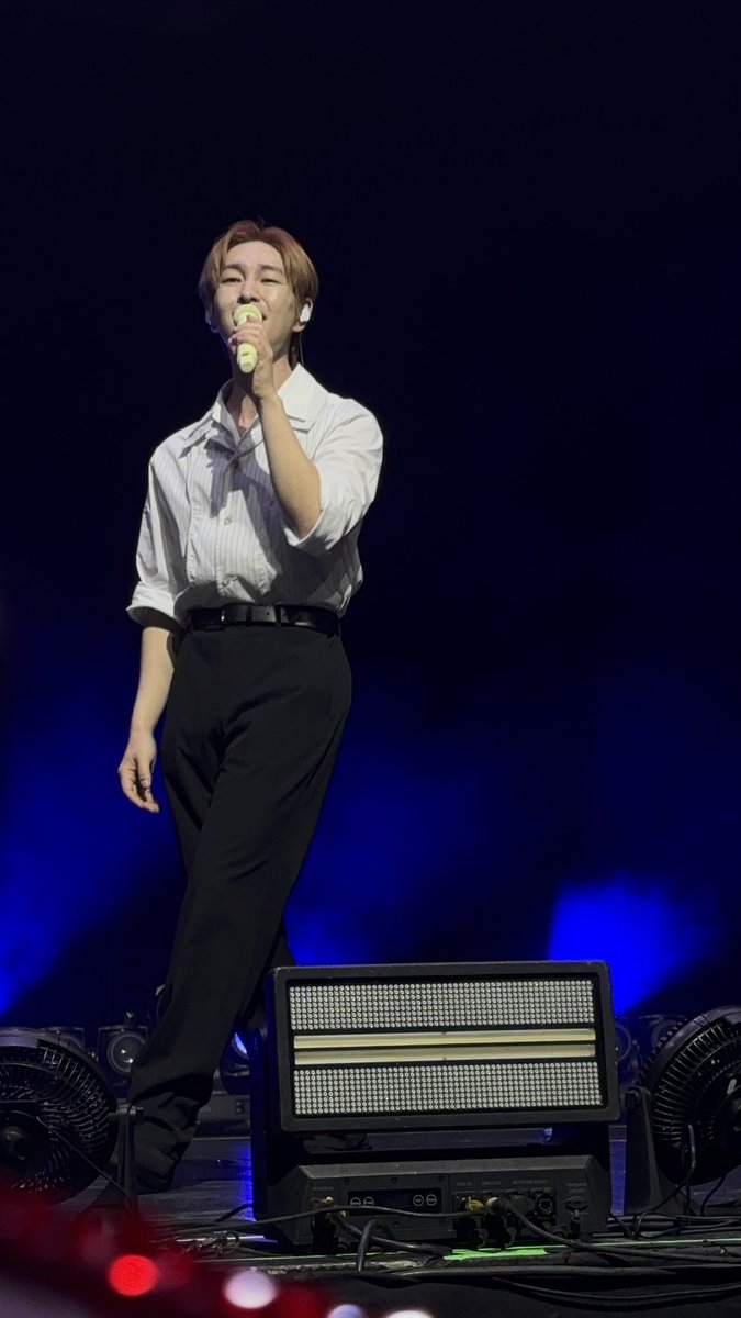 folklovermore9's tweet photo. PERDONEN PERO VEAN EL OUTFIT QUE TRAEEEEE 

#ONEWPercentTour_MX #ONEW #온유 https://t.co/ia3C6ZAUUu