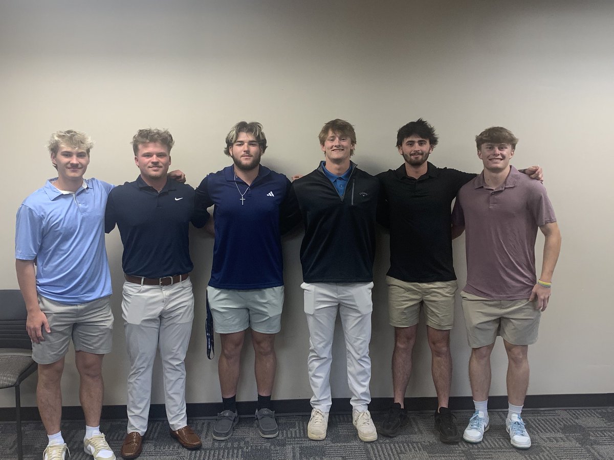 PointUbaseball's tweet image. The young lads gathering for tonight’s draft😎🐦‍🔥🦅