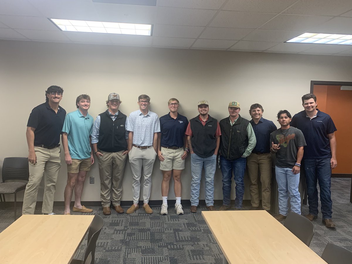 PointUbaseball's tweet image. The young lads gathering for tonight’s draft😎🐦‍🔥🦅