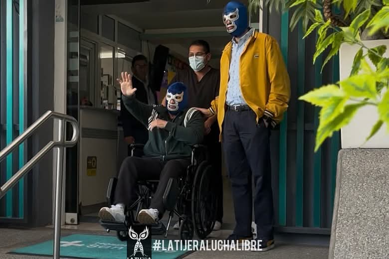 LaTijeraLucha's tweet photo. Conferencia de prensa en la que #BlueDemonJr dio los detalles de su percanse automovilístico, junto con elementos del nosocomio comandados por el Dr. Mario García Orozco, el enmascarado aseguró querer volver pronto a los cuadriláteros, descartando secuelas tras el accidente... https://t.co/bTom4TF1o6