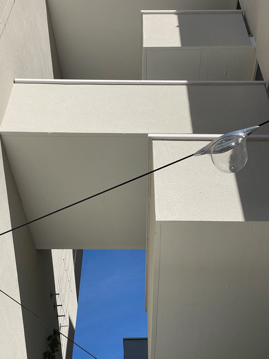 Herzog &amp; de Meuronが手掛けるチューリッヒで唯一の住宅プロジェクト「490 Tilia」が今年できたので、友達が連れてってくれた。
高密度だけど、開放的な集合住宅を目指してるそうで、各住戸の玄関前に、コモンスペースが設けられてる