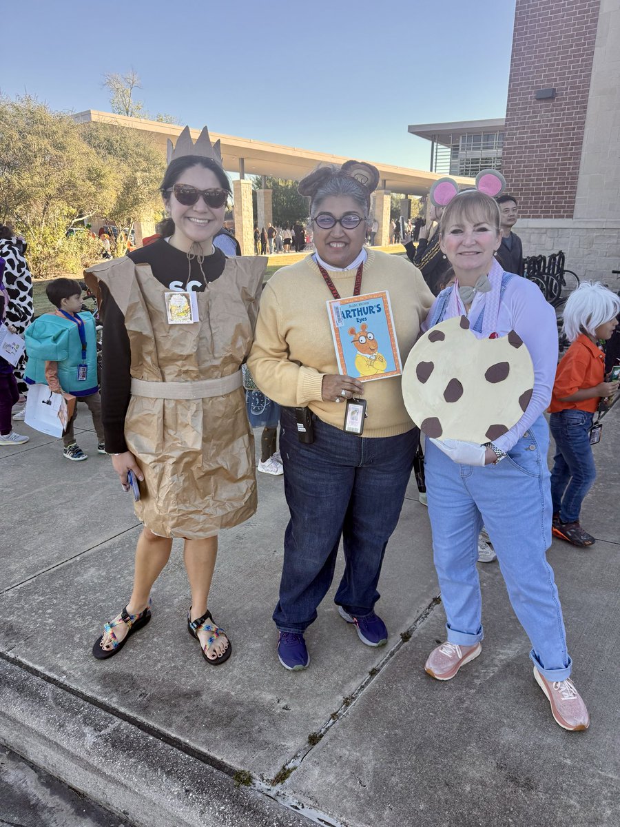 MrsSmithASE_ART's tweet photo. Rocked my paper bag gown today for our Book Character Parade! ๐๐ Love seeing our students bring their favorite stories to life! #PaperBagPrincess #SchoolSpirit @ASE_Dalmatians @FortBendISD @FBISDFineArts #RobertMunsch https://t.co/TYptcsNEcn