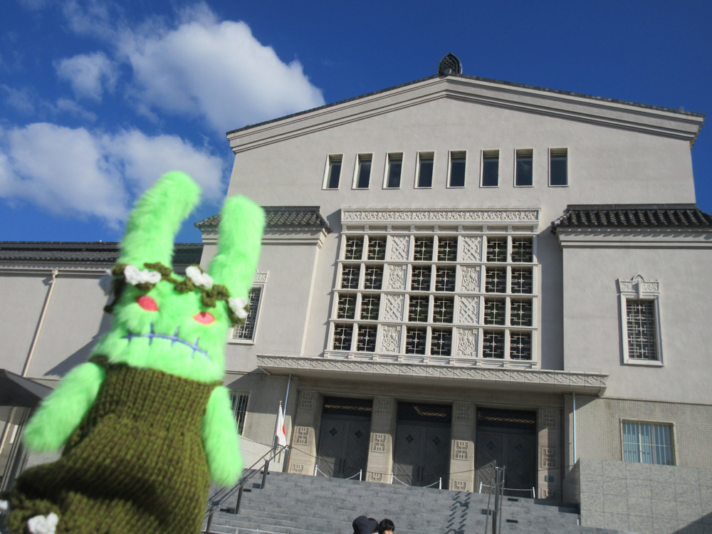 今日も今日とて　#うちのこかわいい
(2025/10/29撮影)
通天閣と大阪市立美術館、ほぼ同じ場所からの眺めです🍀
(本日のドール　スペース・ヘンナコ)
#おはドル
#旅するヘンナコ