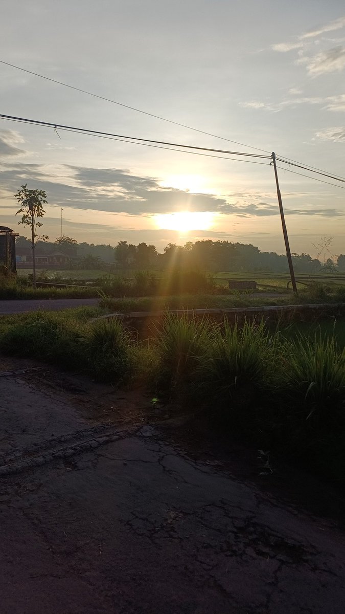 egiernadi's tweet photo. Hri ini jarak yang dtmpuh lebih jauh kukira lebih pendek dr kemrin🚶‍♂️

⛅️bonus matahari https://t.co/3QzS0buk1y