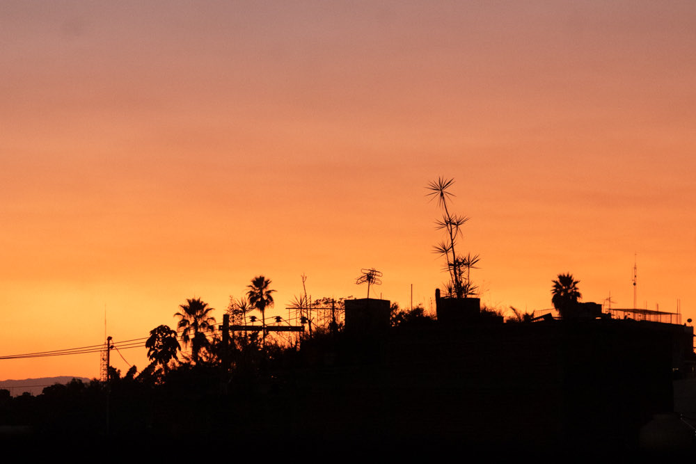 Hace unos momentos, así los contrastes en los horizontes, en un lado la #Luna por el otro el #atardecer, desde el #Centro de #Cuernavaca…