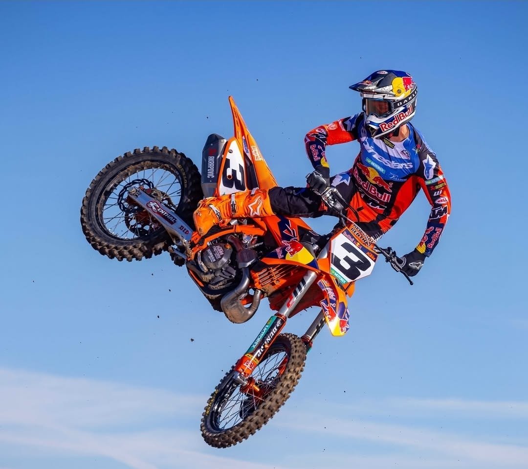 Anyone else going to sleep like a baby tonight knowing we have Tomac racing dirtbikes for 2 more years?! 

😴😴😬😬