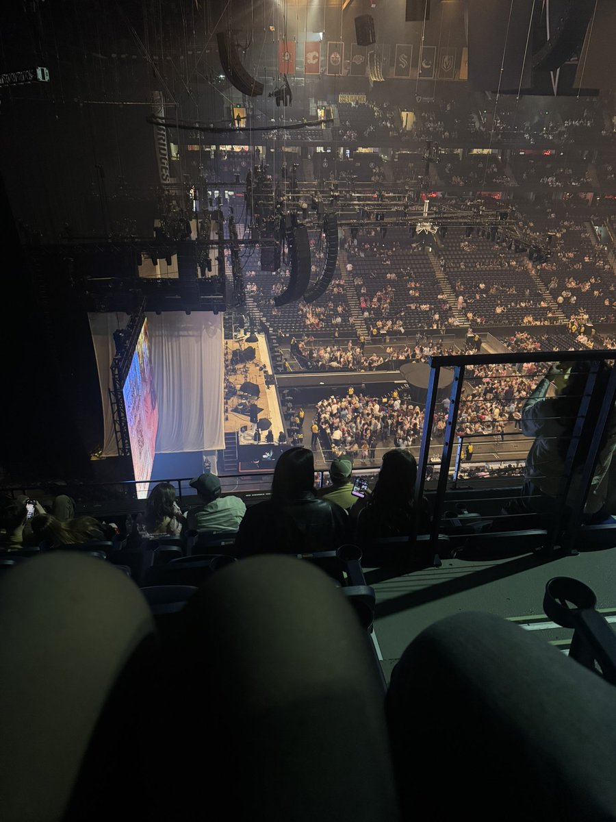 Caseyddanielle's tweet photo. @TeamSabrina 323 row F 1-2 right now and I forgot my glasses noo🥲 https://t.co/KxhoEUmDim