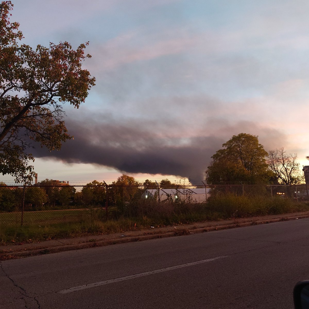 mikedoesitbest's tweet photo. Was wondering what the heck was going on while I was leaving my office today. Just horrible, thinking of those who were on that plane when it crashed. #louisville #upsplane https://t.co/3i9tAM8p3N