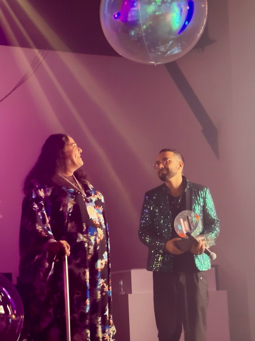 YaajMexico's tweet photo. 🌙🌈 ENTREGAMOS PREMIO #VocesDelOrgullo 🏆 En su segunda edición, se vivió un momento profundamente simbólico: nuestro director, @ivantagledurand, galardonado el año pasado con la distinción “Voz al Impacto Social”, entregó la presea a @LOLADEJAVU, hermana que ha estado presente desde nuestros primeros pasos, cuando resistir era aprender a hacerlo desde las calles ❤️🩹.