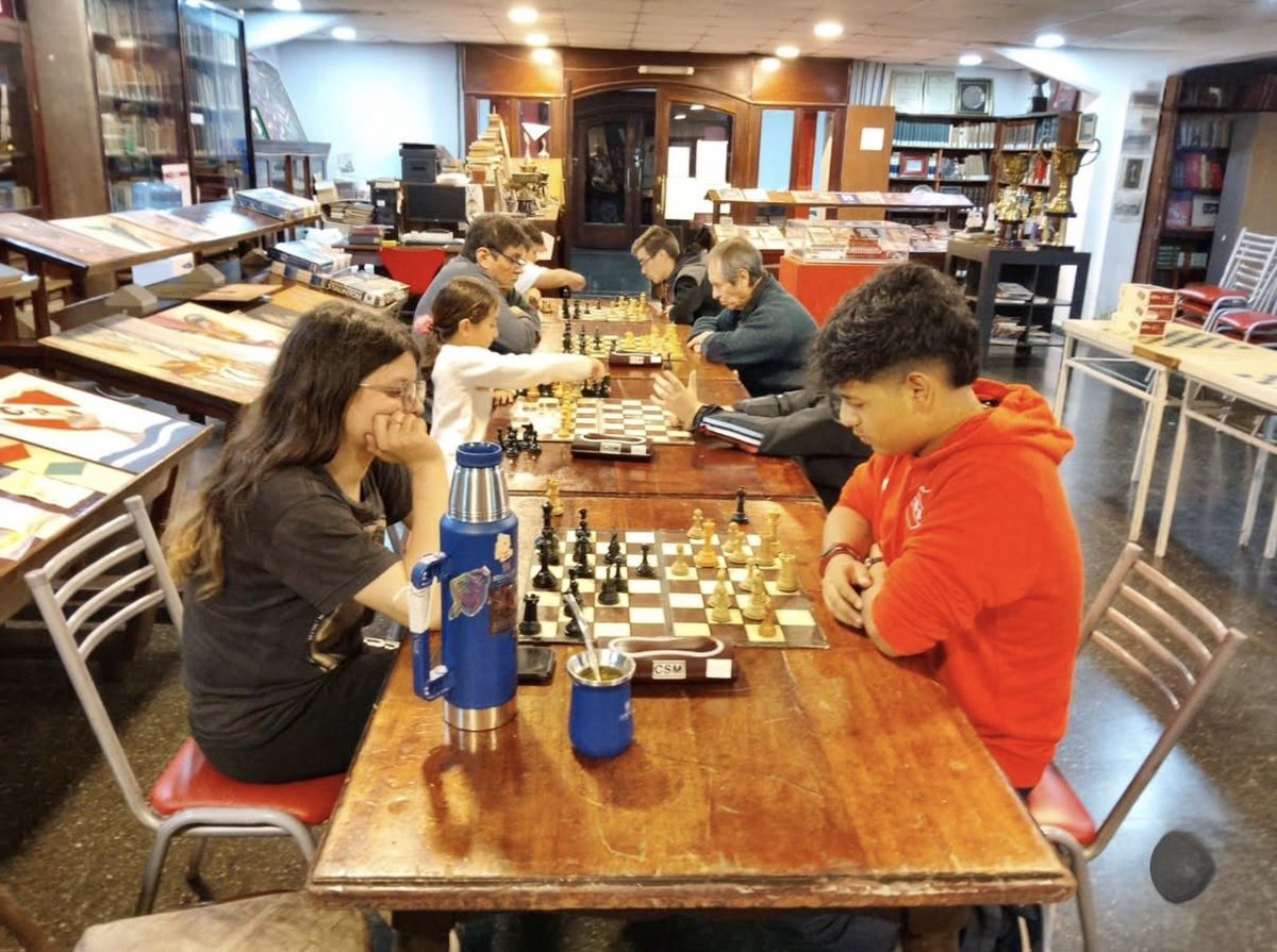 EL AJEDREZ NO SE DETIENE
CLASE DEL PROFE DIEGO j
Después del FanFest y el Blitz, compartimos imágenes de una nueva clase de nuestro semillero. Como todos los martes de 19 a 21, actividades para todas las edades y para todos los niveles de juego, de la mano del MF Diego Nedilski.