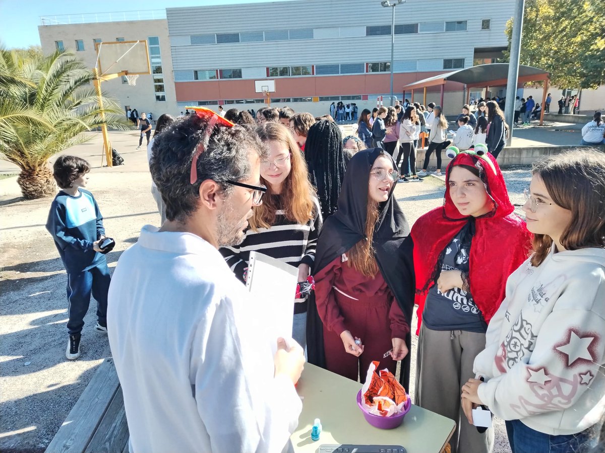 Nuestra versión de Truco o Trato trajo a muchos disfrazados el jueves día 30. Gracias a los profes de inglés por sus terroríficos obsequios.