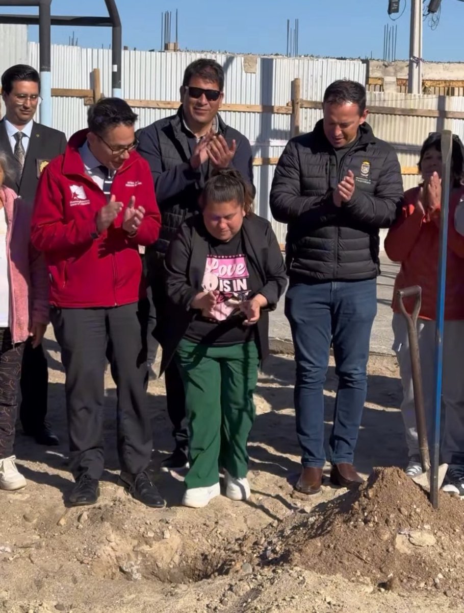 FelipeCarrazana's tweet photo. Hoy junto a Gobernador @gorecoquimbo @cristobaljuliav , Alcalde @alimanouchehri Dirigentes Sociales y Vecinos. Realizamos la primera piedra de la Plaza Paul Harris y Multicancha Estrella de Chile en la #ParteAlta. Gran Inversión del Gobierno Regional en conjunto con @municoquimbo https://t.co/GkMx7qw1bG