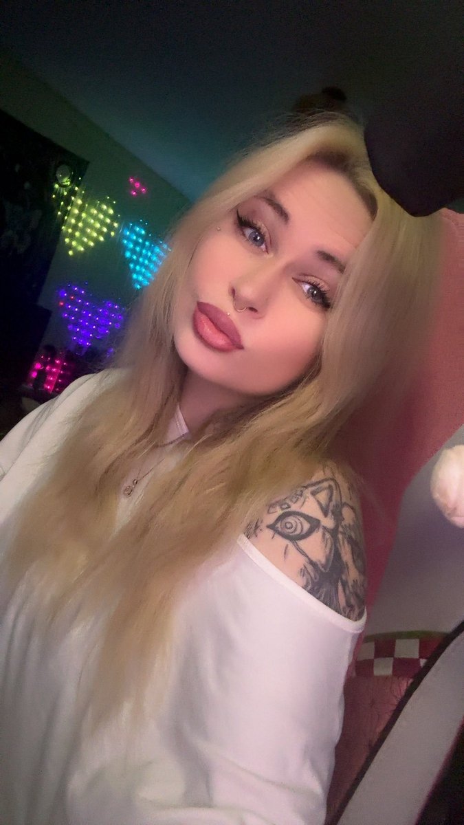 I found my stream clothes IRL LMAO 🥲 

It’s stormy outside 🥺 Come hang 👉🏻👈🏻🤍
Twitch Partner Push!! 💜

Twitch.tv/phinxx2k
Kick.com/phinxx2k