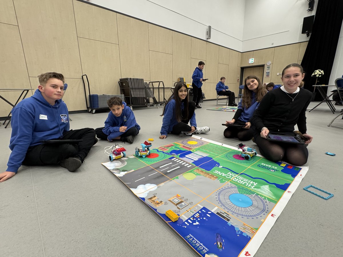 raisingrobots's tweet photo. Team work makes the dream work! S2 students @MonifiethHigh today 🏴 starting their Bronze @CRESTAwards - #engineers of the future collaborating, problem-solving & innovating! 🤖 👏
@rafyouthengage @LEGO_Education
#STEM #LEGOconfidence #Robotics https://t.co/O4FfziRppJ