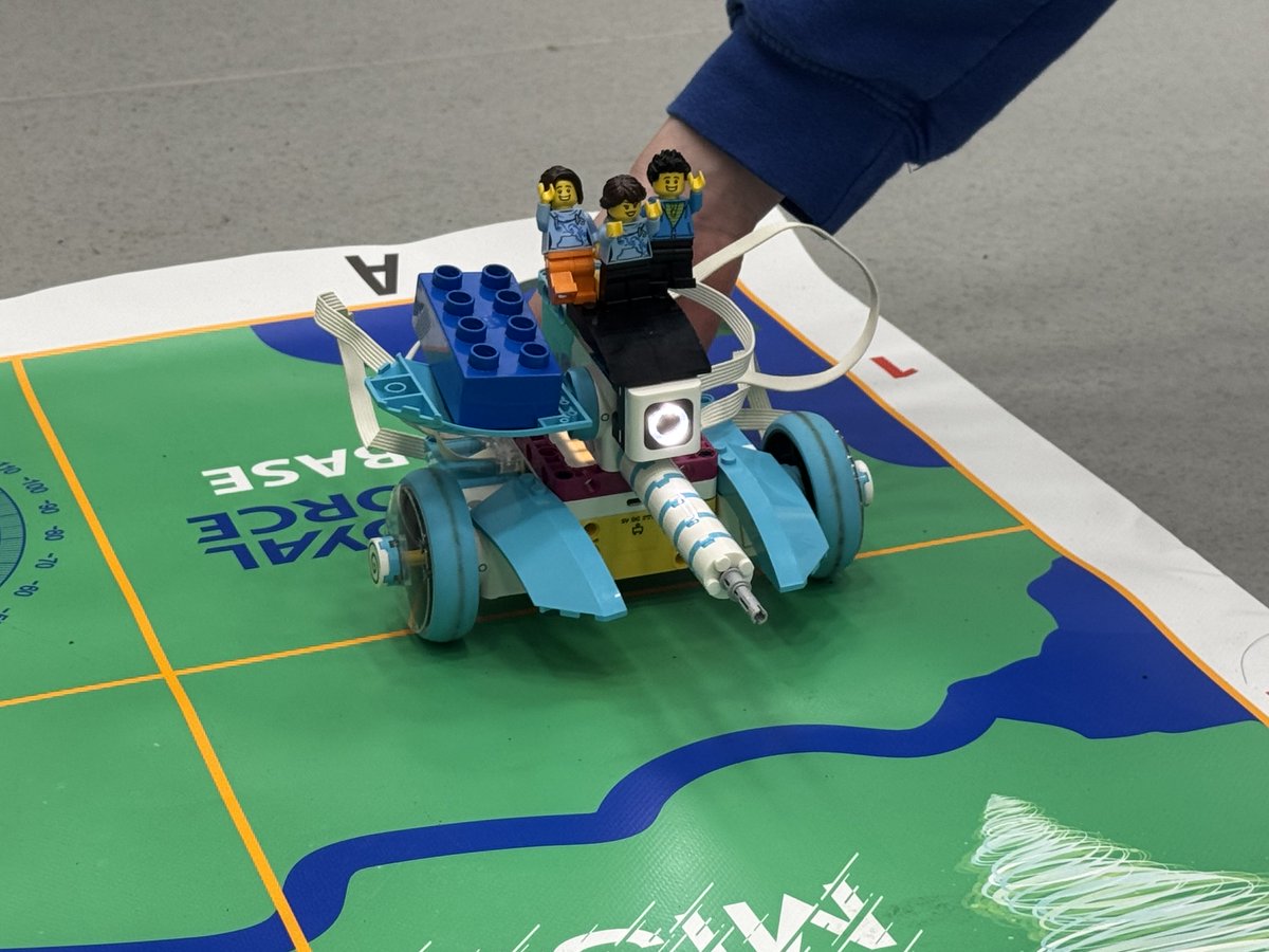 raisingrobots's tweet photo. Team work makes the dream work! S2 students @MonifiethHigh today 🏴 starting their Bronze @CRESTAwards - #engineers of the future collaborating, problem-solving & innovating! 🤖 👏
@rafyouthengage @LEGO_Education
#STEM #LEGOconfidence #Robotics https://t.co/O4FfziRppJ