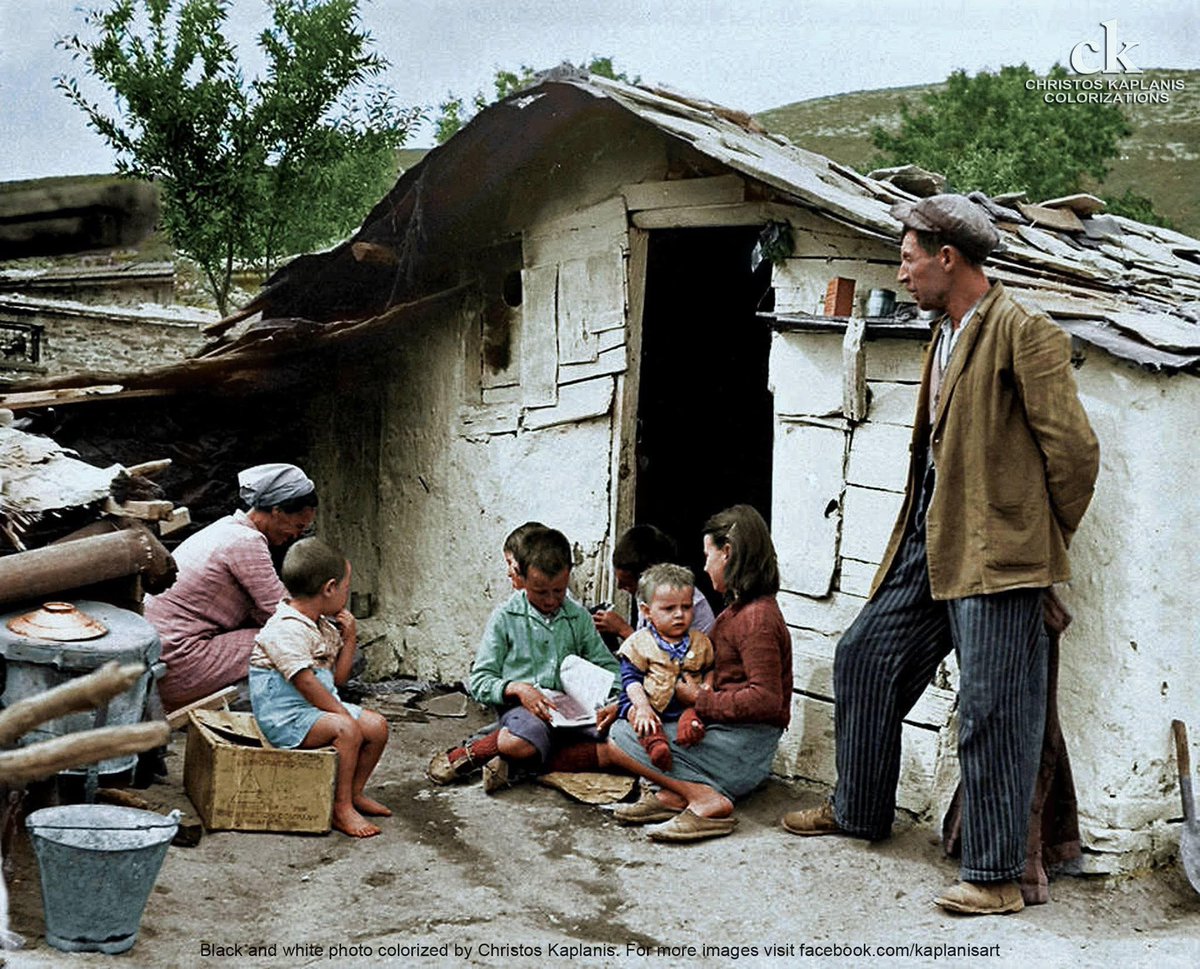 1946. Οικογένεια έξω από το σπίτι της στο κατεστραμμένο από αντίποινα γερμανών χωριό Κανάλια Μαγνησίας.
