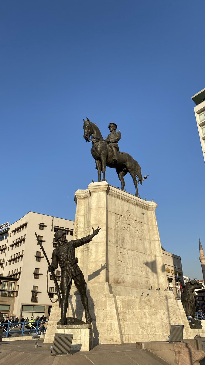 Bugün Ankara’daki Ulus Meydanı’nda yer alan Zafer Anıtını çektim.
Türkiye Cumhuriyeti’nin kuruluş yıllarının simgelerinden bu anıtın 1927 yılına dayanan bir hikayesi var!