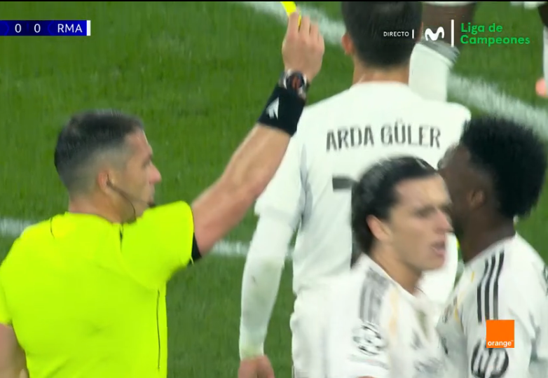 🗣️"me molesta que seas tan negro"

El árbitro claro hacia Vinicius sobre su amarilla