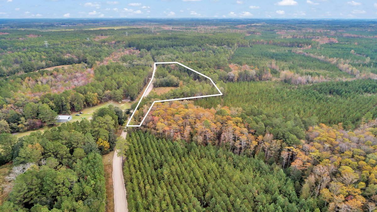 EasyButtonLand's tweet image. Looking for the perfect spot to build your dream home or a private place to enjoy the outdoors? This beautiful 5.5-acre parcel offers the best of both worlds — peaceful country living with plenty of space and privacy!
