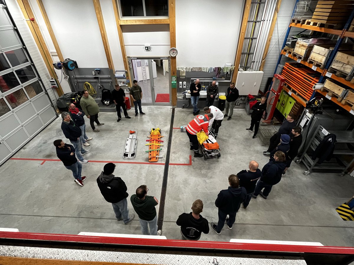 FBraunsbach's tweet photo. Die letzten Abende stand für die #FFWBraunsbach eine gemeinsame Dienstübung mit der Bereitschaft des #DRK Mittleres Kochertal auf dem Plan. Gemeinsam wurden klassische Handgriffe geübt und spezielle Tätigkeiten zur Unterstützung des Rettungsdienstes trainiert.
#Feuerwehr #DRK https://t.co/aR2G9jOJBS