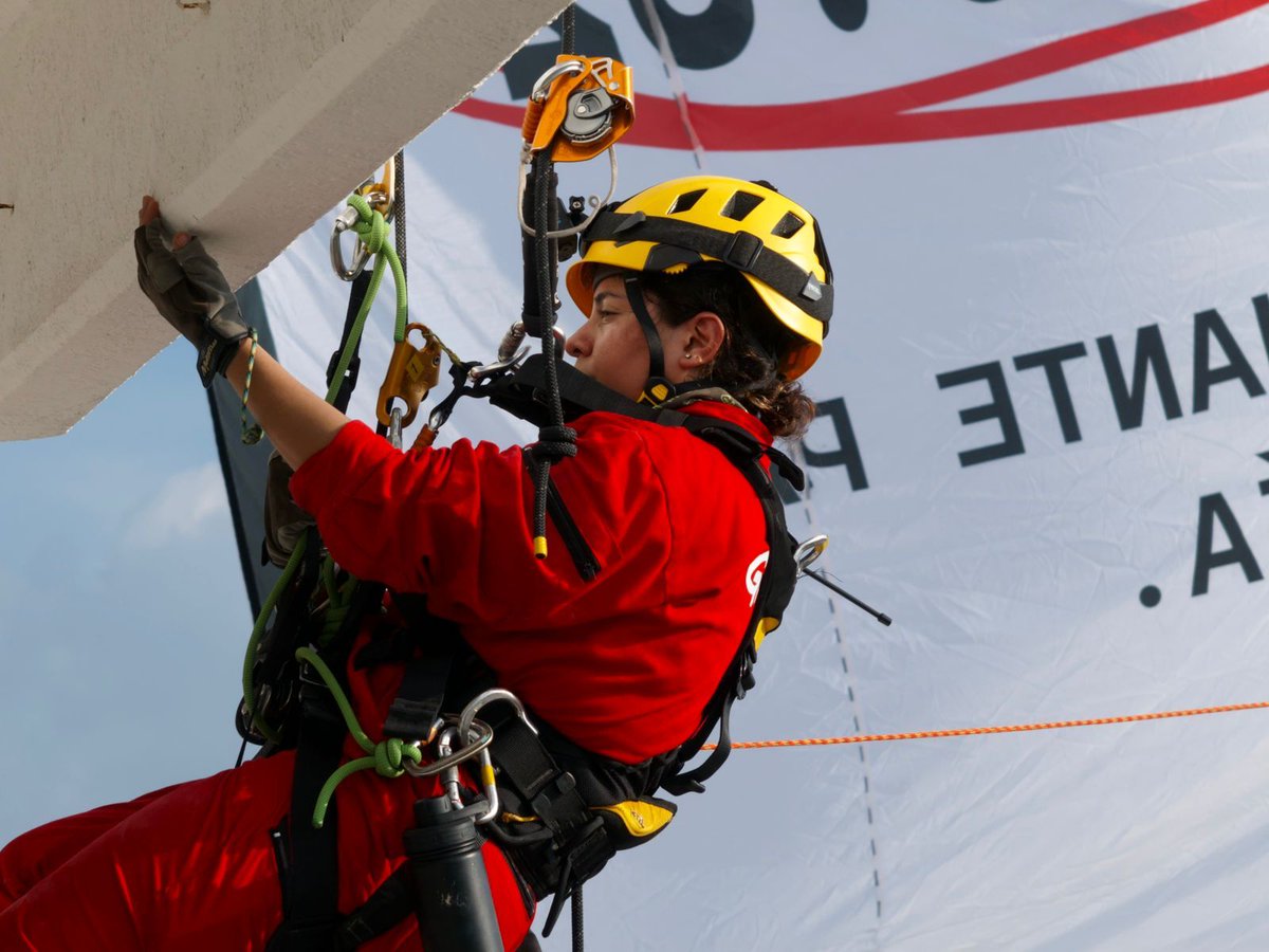 greenpeacemx's tweet image. Protestamos pacíficamente en Acapulco para recordar que la crisis climática tiene responsables.🔥

Empresas como PEMEX siguen lucrando a costa del desastre, expandiendo su negocio fósil a pesar de todas las advertencias.

¡Exige justicia climática! Firma: act.gp/47DiCOh