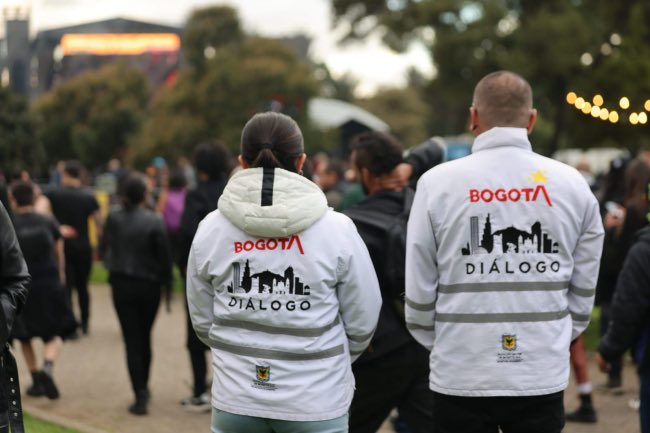 #DebesLeer ➡️ Bogotá elige el diálogo para transformar los territorios

A través de los programas Diálogo Social y Goles en Paz, la Administración Distrital ha realizado más de 2.000 acciones en 2025, demostrando que el diálogo es la herramienta más poderosa para cuidar la vida y