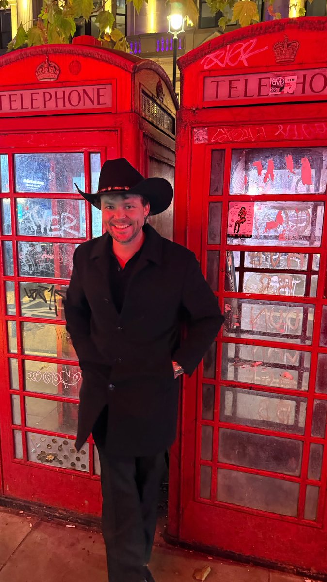 5SOSUpdES's tweet image. ◜📢◞ #INFOSOS — Puedes ver el poder en sus ojos 💅🏻 #AshtonIrwin compartió dos nuevas fotos y un video a través de sus historias 🤠💚

🔗: instagram.com/stories/ashton…

#EVERYONESASTAR! de #5SecondsofSummer:
5secondsofsummer.lnk.to/everyonesastar

#5SOSISNOTOK #YourFavoriteBoyBand